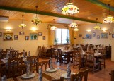 старое место ростов на дону мадояна меню. 50e7e8d9fe45eb3a3b25b867a0249ffc. старое место ростов на дону мадояна меню фото. старое место ростов на дону мадояна меню-50e7e8d9fe45eb3a3b25b867a0249ffc. картинка старое место ростов на дону мадояна меню. картинка 50e7e8d9fe45eb3a3b25b867a0249ffc. Интерьер ресторана позволяет полностью погрузиться в атмосферу Чехии. Уютные занавески на окошках, зеленые растения. На стенах нарисованы сценки из жизни чешской пивной: беззаботные, раздобревшие от еды и пива люди, проводят время вместе и им очень от этого хорошо. Деревянная массивная мебель, кирпичная кладка, изящная винтовая лестница, ведущая в зал на второй этаж, пианино, барная стойка, оформленная огромными дубовыми бочками. Маленьким гостям очень понравится уютная детская комната с яркими игрушками.