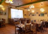 старое место ростов на дону мадояна меню. bea0cd31ab21fa3d1d2f4bc076c466dc. старое место ростов на дону мадояна меню фото. старое место ростов на дону мадояна меню-bea0cd31ab21fa3d1d2f4bc076c466dc. картинка старое место ростов на дону мадояна меню. картинка bea0cd31ab21fa3d1d2f4bc076c466dc. Интерьер ресторана позволяет полностью погрузиться в атмосферу Чехии. Уютные занавески на окошках, зеленые растения. На стенах нарисованы сценки из жизни чешской пивной: беззаботные, раздобревшие от еды и пива люди, проводят время вместе и им очень от этого хорошо. Деревянная массивная мебель, кирпичная кладка, изящная винтовая лестница, ведущая в зал на второй этаж, пианино, барная стойка, оформленная огромными дубовыми бочками. Маленьким гостям очень понравится уютная детская комната с яркими игрушками.